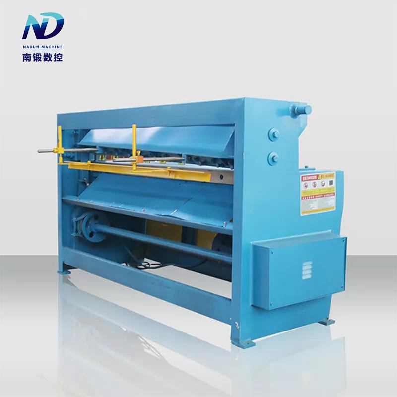 How do shearing machine operators troubleshoot and resolve issues during production?
