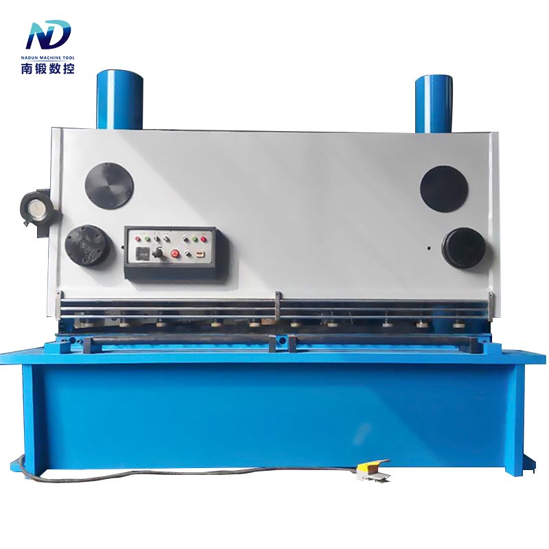 What are the typical output rates achievable by skilled shearing machine operators?