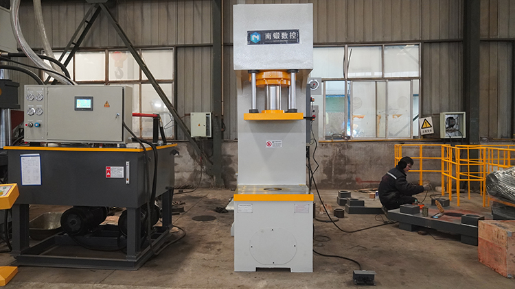 200-ton single-column hydraulic press with four-column guidance