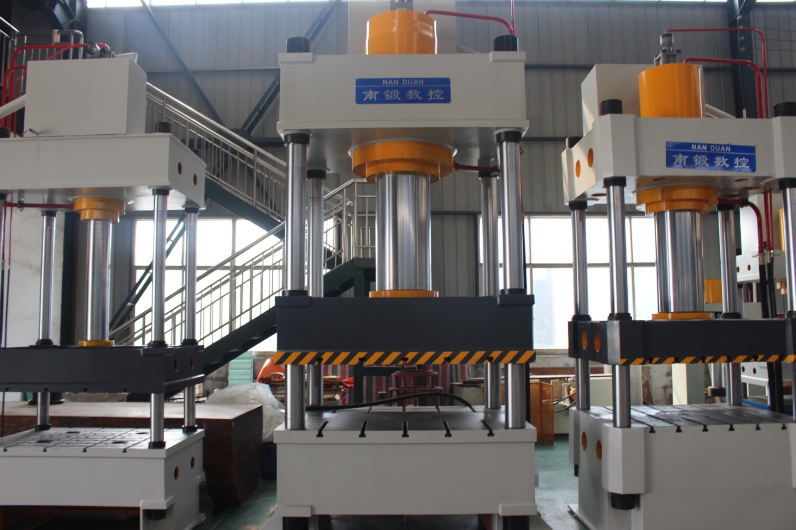 Inspection and replacement skills of hydraulic oil for cattle and sheep licking brick hydraulic press